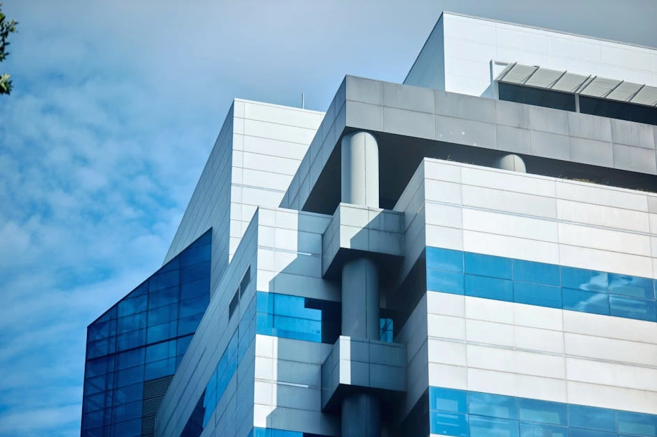 Nowoczesny budynek biurowy symbolizujący innowacyjność
